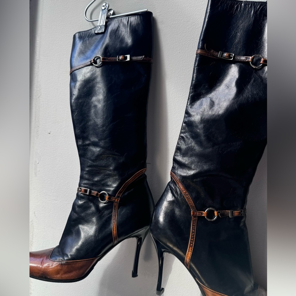 TWO TONE. LEATHER KNEE HIGH BOOTS. SIZE 8. BROWN BLACK. HARNESS DETAILS